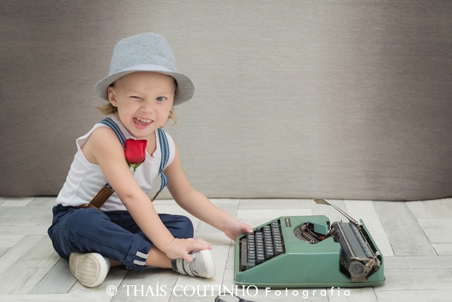 menino maquina de escrever
