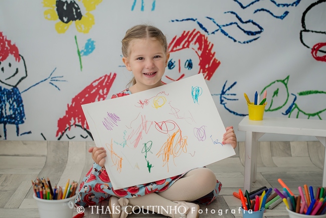 foto menina desenhando e pintando