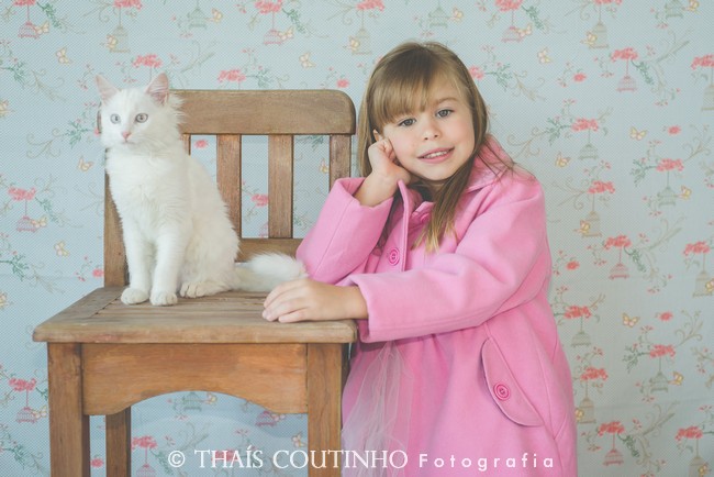 fotografia infantil menina e gato